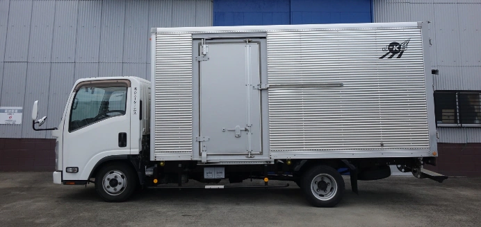 JKSの2t バンの実車写真