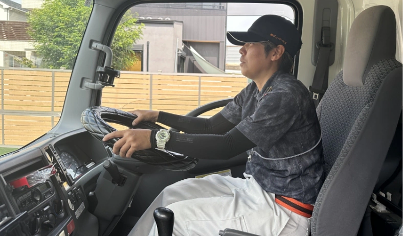 トラックの運転席で働くJKSの社員